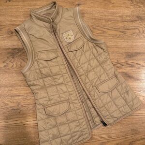 Sleeveless  Equiline Quilted Vest in Tan with Crest Detail Equiline Sandfarvet